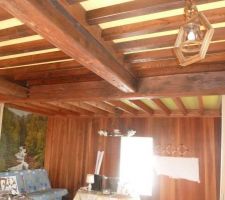 Plafond à la française en superbe état. il faudra refaire le planché supérieure en osb puis reprendre beaucoup de chose (Electricité ...)