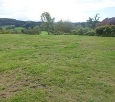 Vu du terrain, en fin de bute, il chute directement dans un terrain agricole (vache, chevaux ...) donc peu de chance de voir un immeuble un jour en face de la maison. La vue est magnifique, je vous ferai des photos plus tard.
