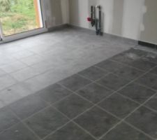 Cuisine qui sera en L une partie du salon salle a manger, c'est pour cela qu'il y a deux couleurs de carrelage