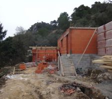 Élévation des murs de la maison terminés