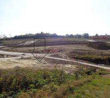 Le terrain est un peu en pente et il y a un foss&eacute; derri&egrave;re, mais il est bien situ&eacute; dans le lotissement, avec un seul voisin et derri&egrave;re un chemin communal.