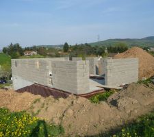 Montage murs etage
terres de remblais encore autour de la maison