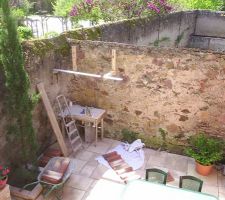 Création du barbecue. Rien de bien compliqué, j'ai créé une table en béton et un toit au-desssus. en cour de construction sur cette photo