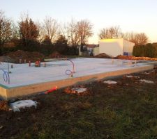 La dalle après dix jours de séchage. Les plots béton sont pour la future terrasse.