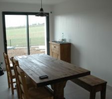 Salle à manger
Table monastère en pin massif.
Étrenner pour le réveillon de Noël