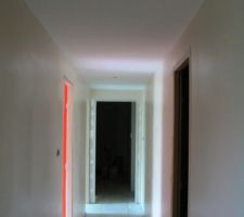 Le couloir peint, spots en place!