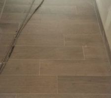 Carrelage dans dégagement effet parquet pose aléatoire