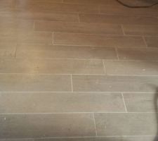 Carrelage dans dégagement effet parquet pose aléatoire