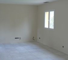 Plinthes coll&eacute;es, jointoy&eacute;es et peintes.