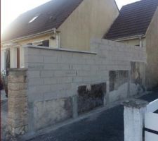 La deuxi&egrave;me partie sur&eacute;lev&eacute;e du mur arrive &agrave; la limite du pignon c&ocirc;t&eacute; fen&ecirc;tre. Cette partie servira pour monter le toit &agrave; partir de la goutti&egrave;re au cinqui&egrave;me rang&eacute;e de tuiles.