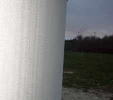 Le ruissement d'eau contre la façade, important malgré les couvertines
