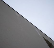 Le ruissement d'eau contre la façade, important malgré les couvertines