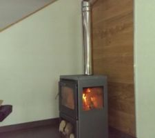 Nous avons fait un rappel de notre mur en chêne derrière le poêle