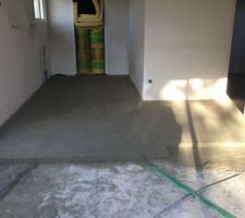 Chape de ravoirage en cours. 
Pour le moment la partie chambre/sdb est faite ainsi que la cuisine.
Nous esp&eacute;rons voir la salle &agrave; manger et le salon termin&eacute;s d'ici la fin de la semaine