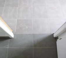 Les 2 carrelages posés (chambre RDC en haut de la photo et pièce de vie en bas)