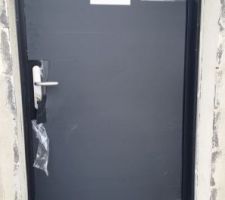 Porte d'entrée modèle "ORION" chez MID . La porte est couverte d'une protection ...