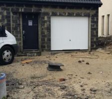 Porte de Garage qui sera peinte en noir. Nous allons par la suite mettre une sectionnelle motorisée.