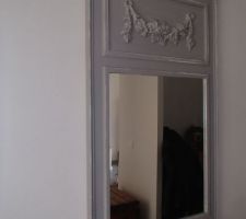 Miroir relooké en gris et vieilli, installé dans l'entrée