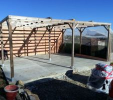 Installation de clins au fond du carport