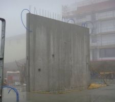 Le mur en béton apparent, avec les boîtiers pour les led de l'escalier