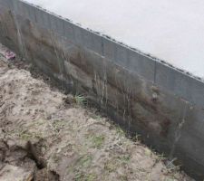 Mur cassé par une poutrelle, mur refait en vitesse et enduit pas très propre, mélangé avec de la terre :-( espérons qu'il n'y ait pas d'incidence sur l'efficacité de l'étanchéité de l'enduit...