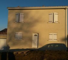 Crépis terminé sur 3 facades, reste le pignon coté garage...que c'est beau !
Contents du résultat pour le moment