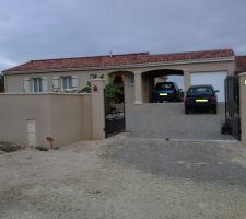 Nous avons realisser un auvant et garage le voici fini et enduit :-)