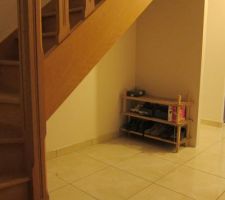 Vue de l'espace sous escalier avant travaux.