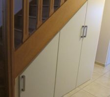 Vue des portes battantes sous escalier (modèle Déclic battant de chez Lapeyre).