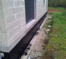 Enduit bitumeux sur le VS pour améliorer l'étanchéité.