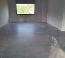 Pose du carrelage dans le salon.