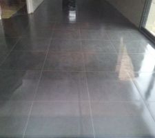 Pose du carrelage dans la salle.