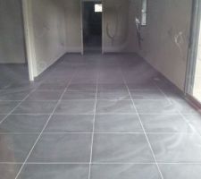 Réalisation des joints du carrelage.