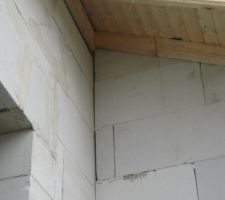 Finition joints verticaux entre murs?