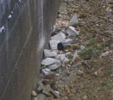 L'eau stagne sur l'arrière de la maison (terrain en pente)