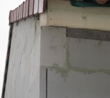 Est-ce normal que le tissu sous les tuiles du toit n'aille pas jusqu'à l'angle du mur?