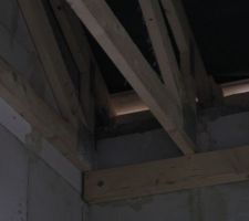 Que faut-il faire mettre pour combler l'interstice qui laisse passer la lumière du jour au niveau supérieur de la charpente?