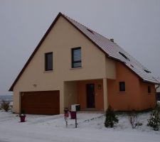 Notre maison pour la première fois sous la neige