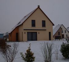 Notre maison pour la première fois sous la neige