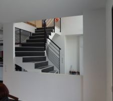 L'escalier vue depuis le salon. Il y aura une verrière avec encadrement alu ral7016 divisée en 3 parties