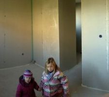 Chambre du bas, toujours : à droite le couloir qui va aux toilettes et au salon, à gauche l entrée du dressing/salle de douche attenante. En face la fenêtre panoramique de la chambre