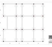 Plan des fondations du bâtiment, faites de 20 semelles isolées S95 100x100cm, portant 20 poteaux de sections 20x20cm armés de 4 aciers de 12mm. Les ammorces des poteaux pour les fondations auront une hauteur d'enrion 1 à 1,2m de longueur et un chainage et des longrines seront faites à la base des planchers du Rez-de-chaussée