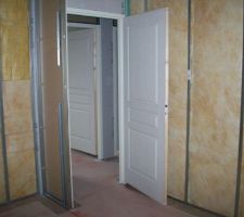 Suite de la pose des cloisons.