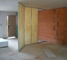 Suite de la pose des cloisons.