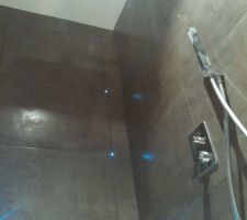 Douche italienne avec led intégrés dans les joints de carrelage et robinetterie intégrée