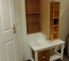 Meuble sdb encastré dans le mur et banc ikea pour mettre le linge sale