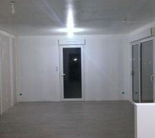 Dernière cloison temporaire posée sur le carrelage :D