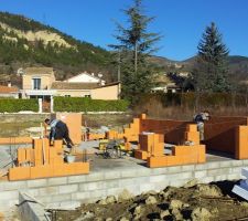 Pose des murs avec briques creuses alv&eacute;ol&eacute;es.