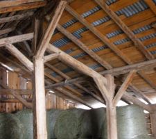 La charpente actuelle, en bon état globalement. Actuellement, un agriculteur stocke son foin au 1er étage de la grange.