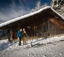 Vue de la façade Est, qui borde la petite route. Et petite séance déneigement à la pelle pour le beau-père !